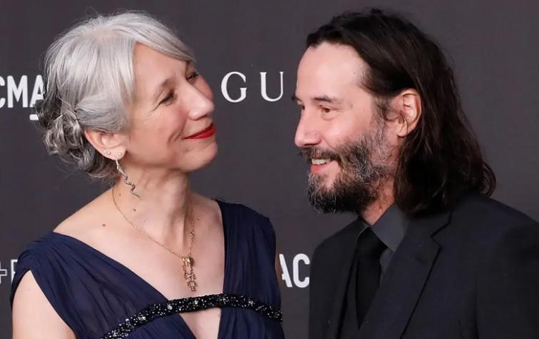 Pareja de Keanu Reeves recibe feos comentarios por su apariencia