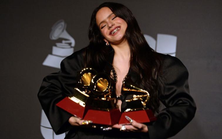 La "Rosalía" muestra dentadura de oro en los Latin Grammy 