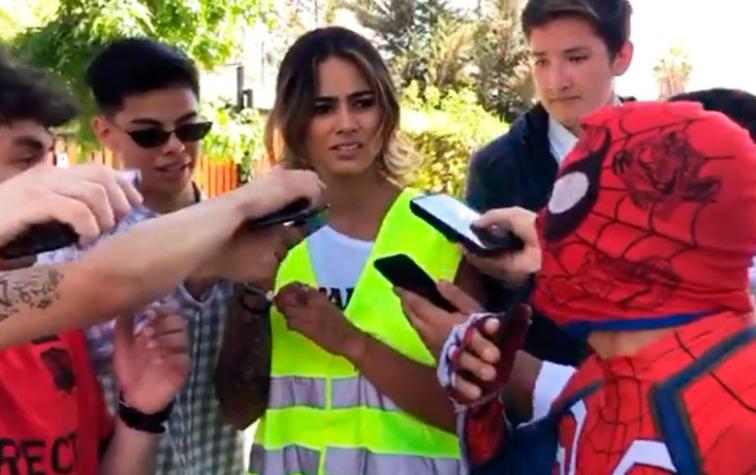 Sensual Spiderman y Camila Recabarren sorprenden imitando a Evelyn Matthei