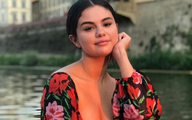 Selena Gomez se besa con mujer en escenario y rumores apuntan nuevo romance