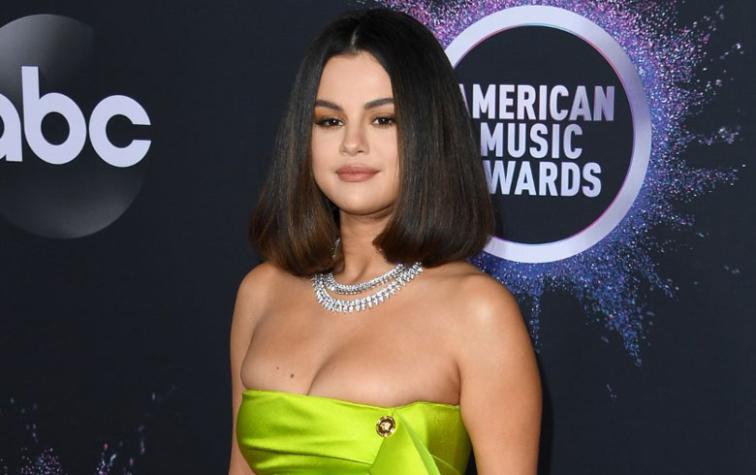 AMAs: Selena Gomez brilla en un ajustado mini vestido strapless verde neón 