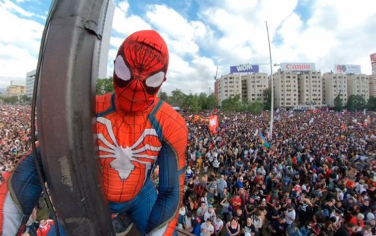 Sensual Spiderman cambia de look e impresiona en la web