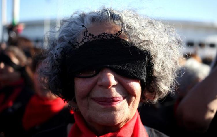 Hombre manda a "hacer la cena" a españolas que cantaban "Un violador en tu camino" 