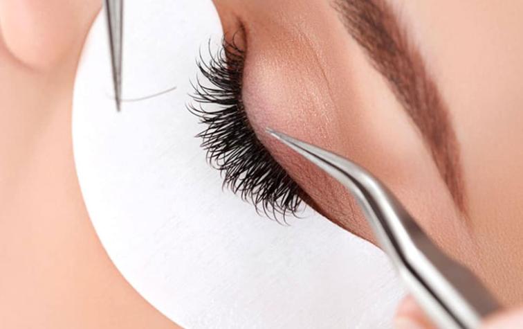 Alertan aparición de piojos por uso de extensiones de pestañas