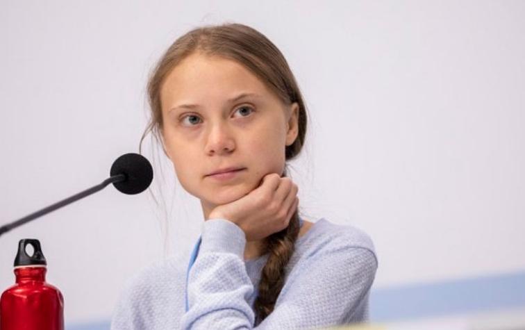 Polémica por foto de Greta Thunberg sentada en el suelo de un tren