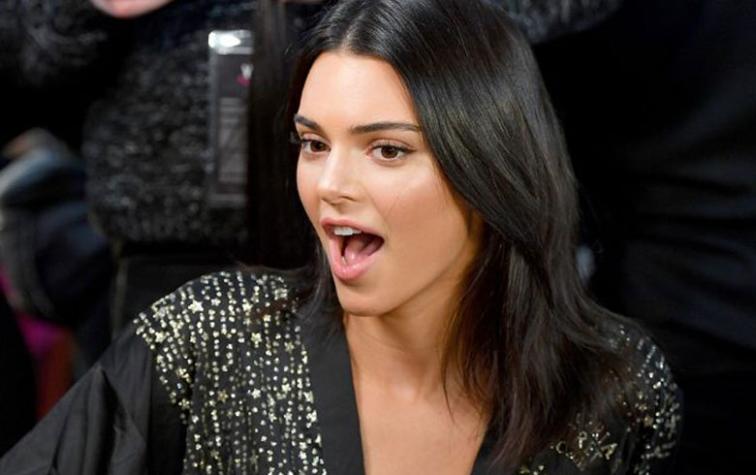 Kendall Jenner luce sensual pijama navideño 