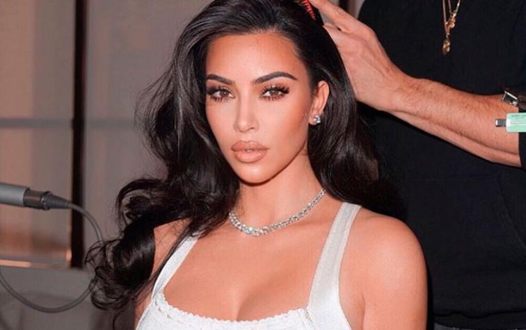 Kim Kardashian luce su diminuta cintura en top de piel de serpiente