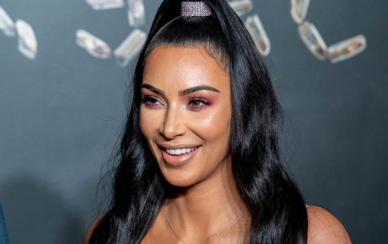 Kim Kardashian luce de pies a cabeza el estampado pitón ¡Y no se avergüenza!