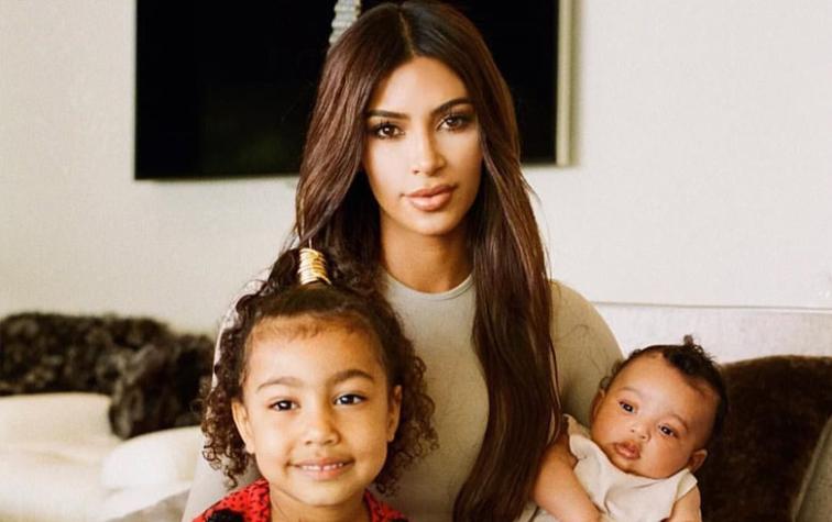 Kim Kardashian revela que tuvo que photoshopear a North en su foto de navidad