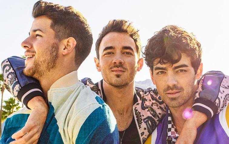 Jonas Brothers recrean icónicas películas en nuevo video musical