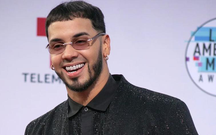 Anuel AA reza para que le crezca el pelo en divertido video