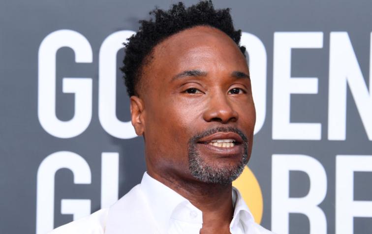 Billy Porter sorprende en los Globos de Oro con traje y cola XXL de plumas