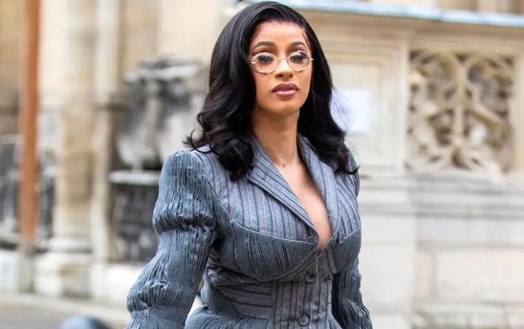 Cardi B aparece con un lujoso pasamontañas en la semana de la moda masculina de París