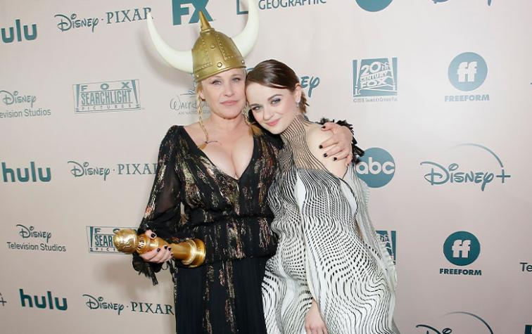 ¡Patricia Arquette golpeó a Joey King en la cabeza con su Golden Globe!