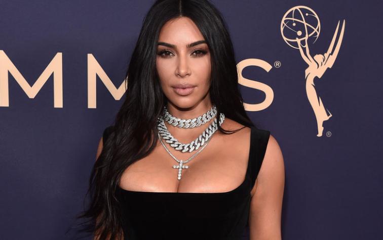 Kim Kardashian reveló que usa faja para ocultar la grasa de su busto