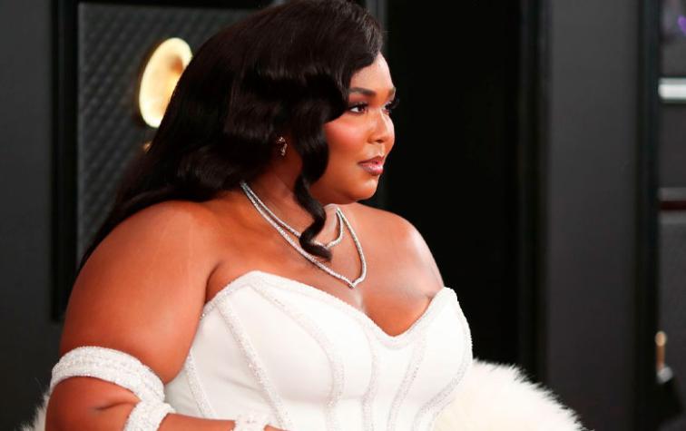 ¡De punta en blanco! Lizzo impacta con un elegante look en los Grammy