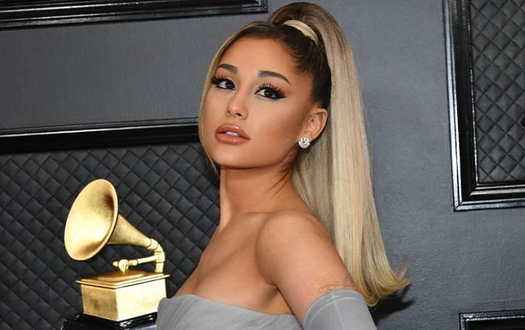 Ariana Grande sorprendió con dos vestidos de princesa en la alfombra roja de los Grammy