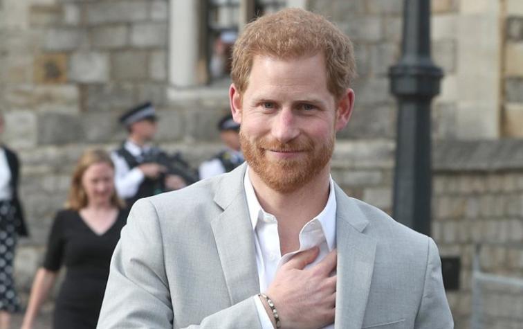 Príncipe Harry reaparece en público tras renuncia a Familia Real