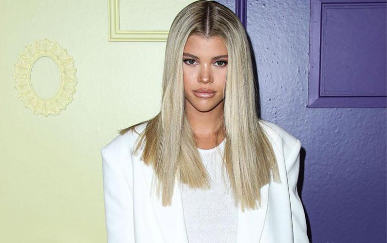 Sofia Richie luce blazer de cuero sin sostén