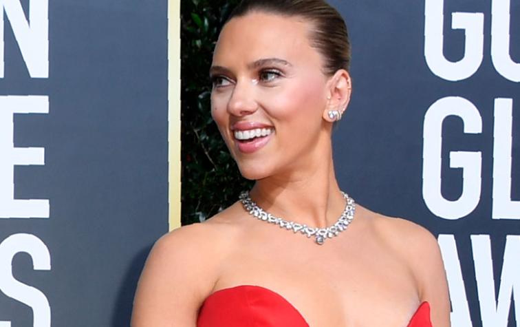 Scarlett Johansson luce pronunciado escote en la alfombra roja de los Globos de Oro