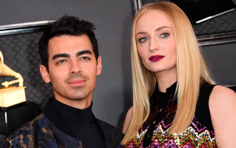 Sophie Turner llegó con mini falda a los Grammy