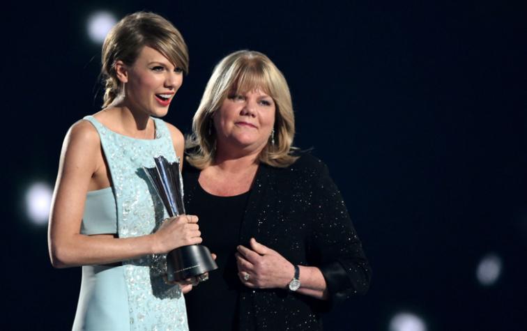 Taylor Swift revela que le encontraron un tumor cerebral a su mamá