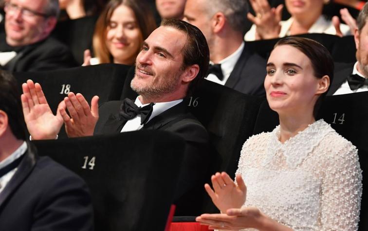 La fotografía de Joaquin Phoenix y su novia que sacó aplausos