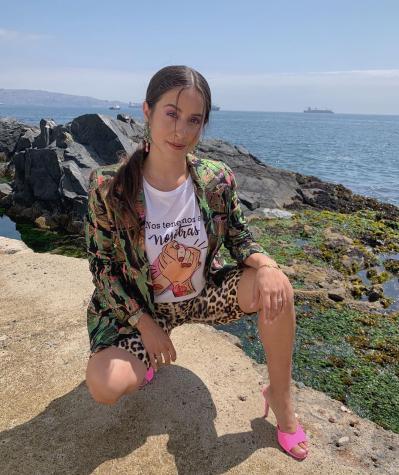 Denise Rosenthal mezcla blusa hippie con jeans cargo