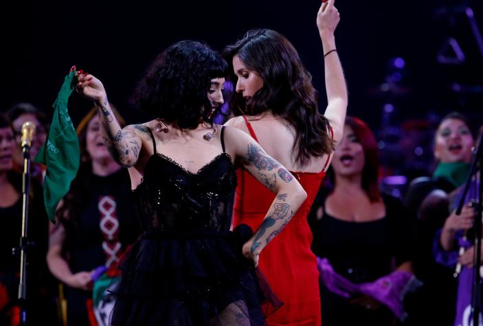 "Nos tomamos la Quinta las mujeres": Mon Laferte invitó a un grupo de mujeres al escenario de Viña 2020