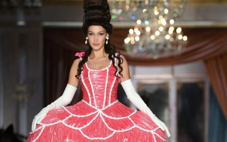 El desfile de Moschino en Milán, marcado por el estallido social en Chile