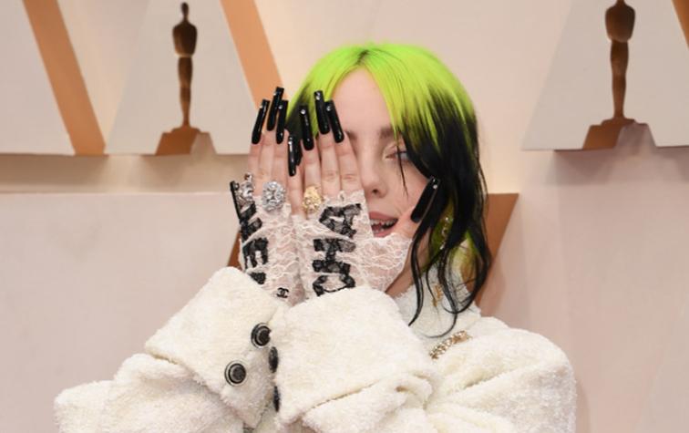 Billie Eilish vestida de Chanel en los Premios Oscar 2020