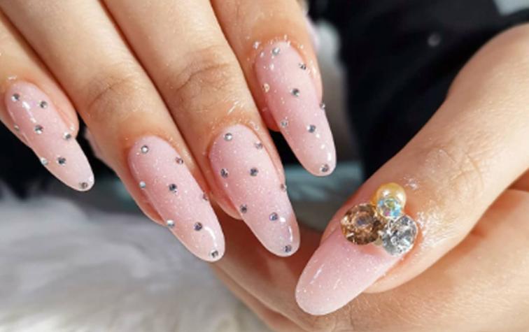 Furor por la "manicure tesoro" entre famosas pone en tendencia estas uñas