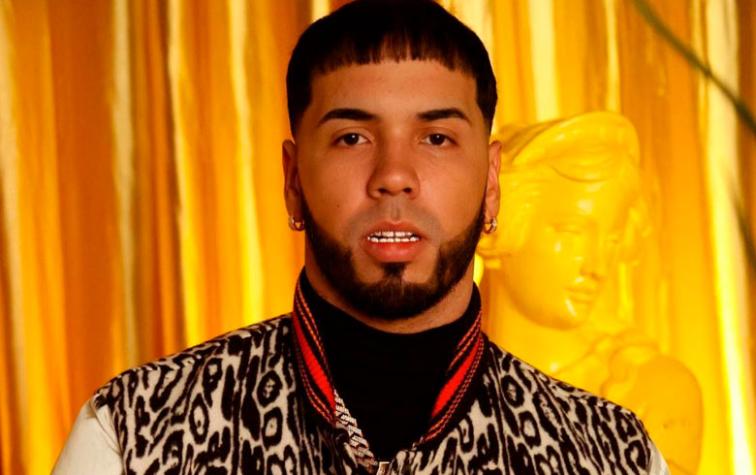 Anuel AA presume lujosa cadena en 3D que mandó a hacer de su cara