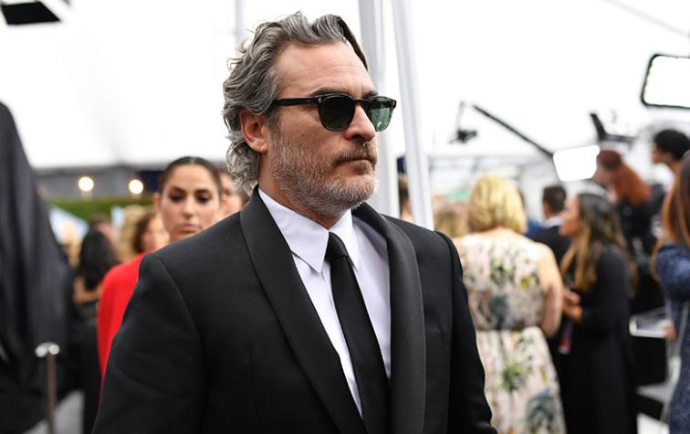 Joaquín Phoenix hizo una extraña reverencia al saludar al Príncipe William