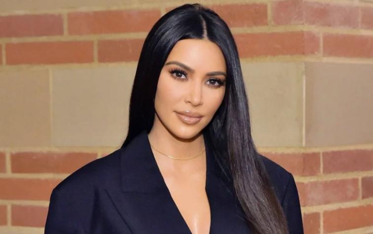 Kim Kardashian sale sin maquillaje a la calle y se esconde de los paparazzi