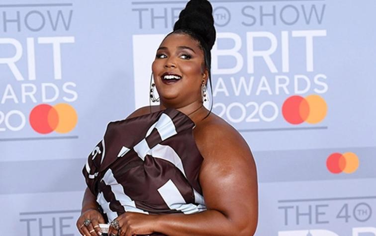 Lizzo sorprende vestida de chocolate en los BRIT Awards 2020