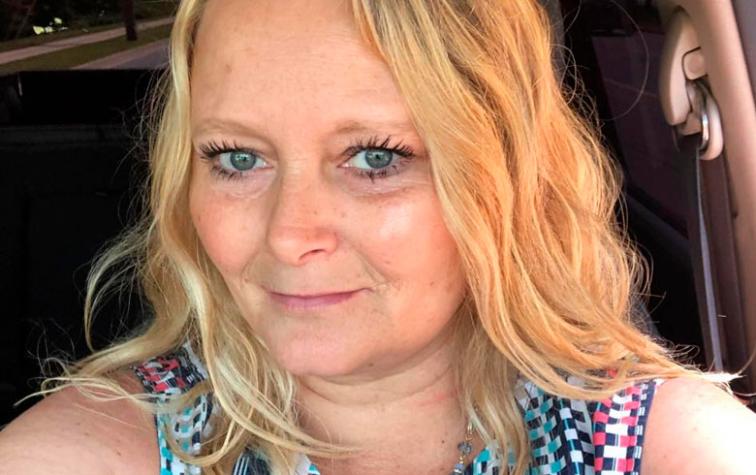 Mujer sufre tras hacerse microblading que arruinó sus cejas