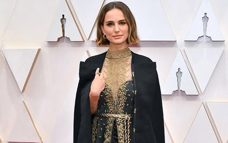 Natalie Portman bordó en su vestido a las directoras no nominadas a los Oscars