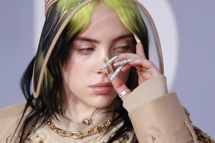 Billie Eilish se saca la polera para enviar un mensaje sobre las críticas al cuerpo