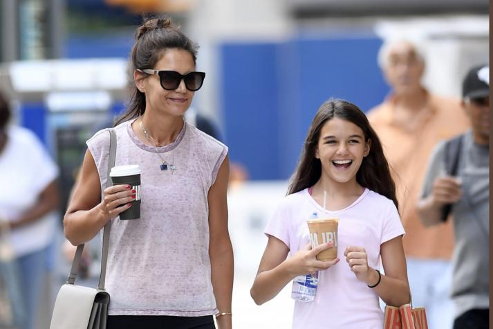 Katie Holmes y su hija son criticadas por salir a pasear a Central Park