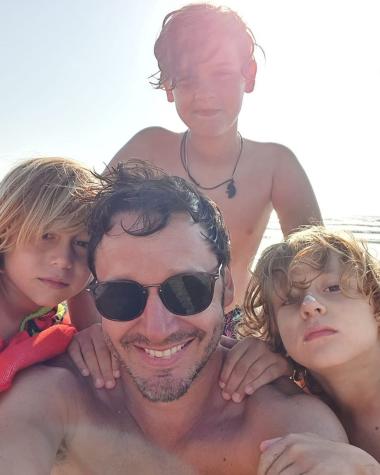 Benjamín Vicuña  y sus hijos promueven el correcto lavado de manos para prevenir Coronavirus