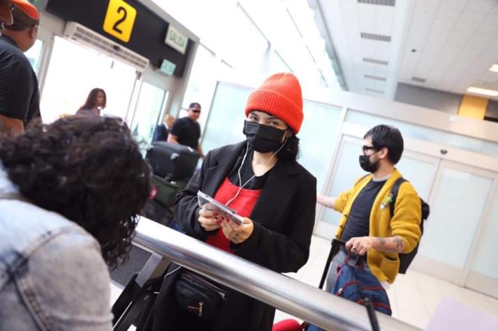 Mon Laferte se cuida del coronavirus con mascarilla en el aeropuerto