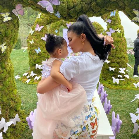 Khloé Kardashian le regaló una cartera de lujo personalizada Stormi