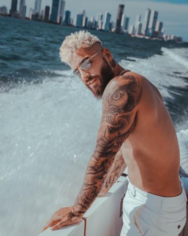 Maluma se afeitó en vivo y se ve muy diferente