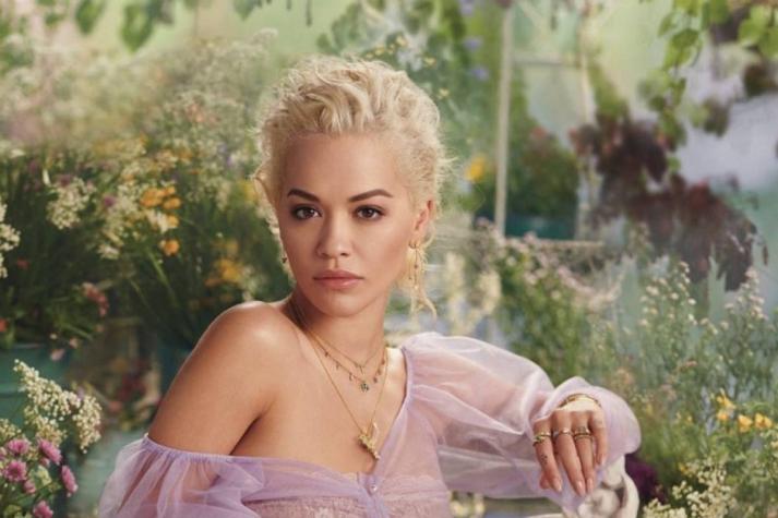Rita Ora estampa el coronavirus en una polera y sale a la calle para alarmar a la población