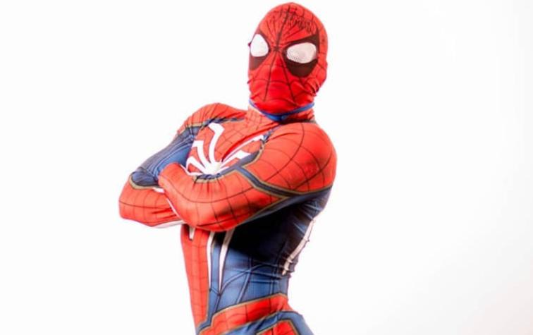 Sensual Spiderman estrena nuevo traje por el coronavirus