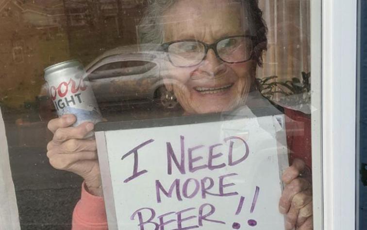 Mujer de 93 años que pidió cerveza en medio de la cuarentena recibió grata sorpresa