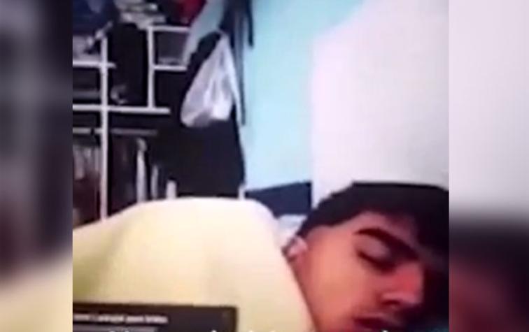 Video: Profesor sorprende a alumno durmiendo profundamente en plena clase online