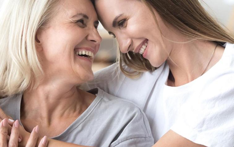 Estudio revela que llamar a tu mamá causa tanta felicidad como abrazarla en persona