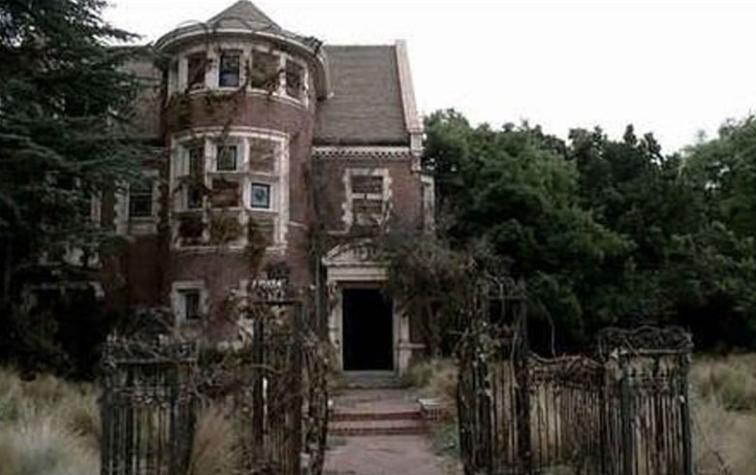 En Indonesia encierran en una “casa embrujada” a quienes rompan la cuarentena 